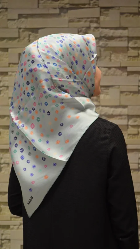 وشاح حرير ستان مزخرف نسائي