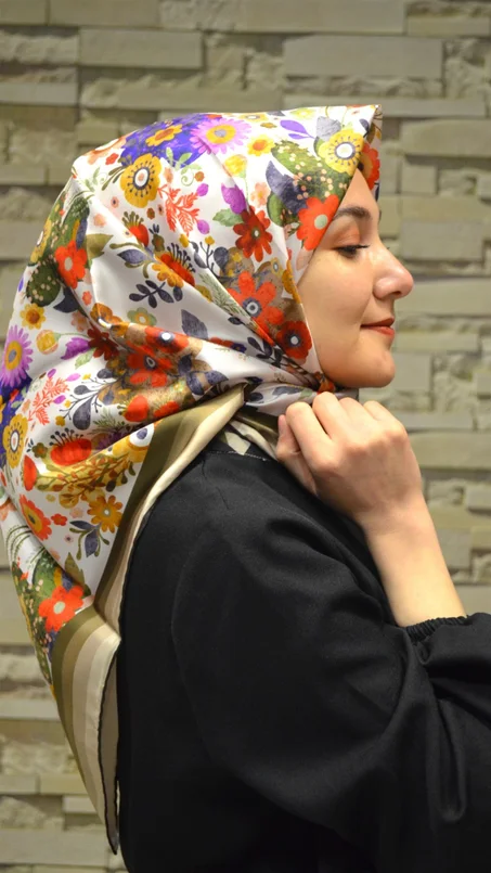 وشاح حرير مزخرف نسائي