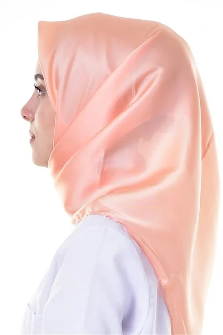 وشاح وردي فاتح نسائي