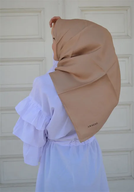 وشاح حرير بلون ذهبي نسائي