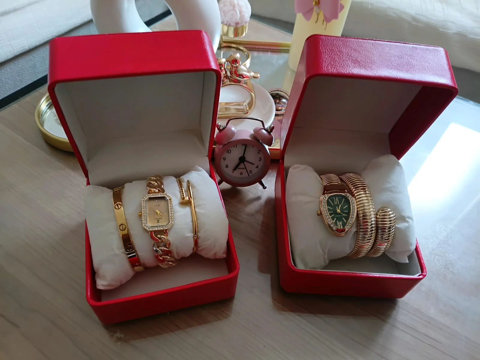 جوج ساعات نسائية أنيقات مع 2 براسليات ستايل راقي، طقم متكامل يعطيك أناقة وجاذبية فكل وقت ✨