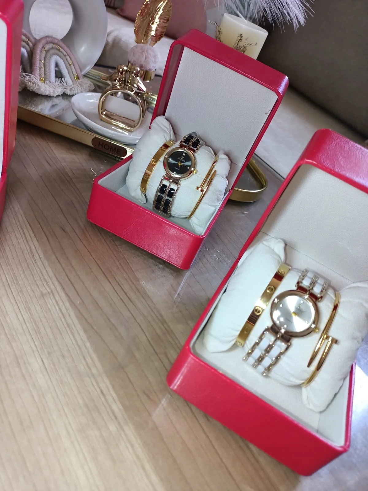 ساعة أنيقة مع جوج براسليات