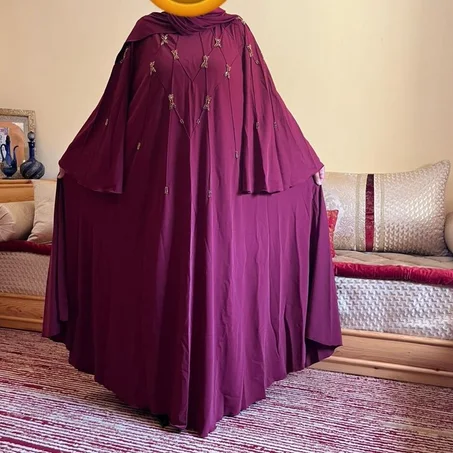 عباية دوبل كلوش فاخرة مزينة بالعقيق - تصميم أنيق ومريح