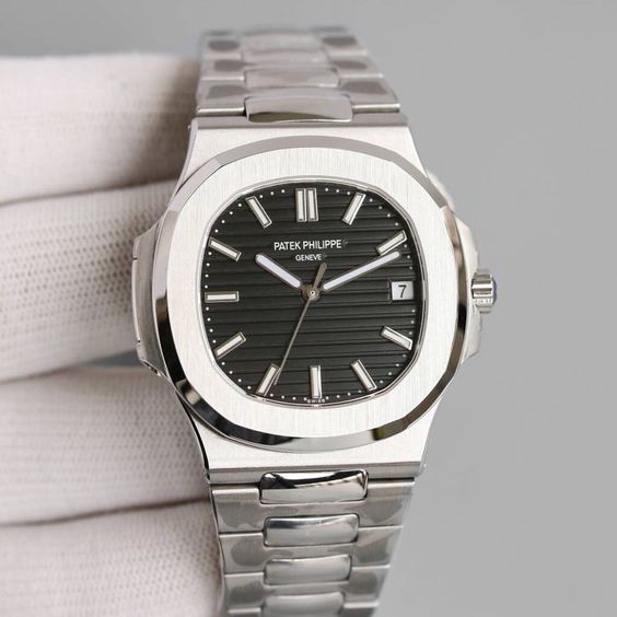 ساعة أنيقة من نوع PATEK PHILIPE