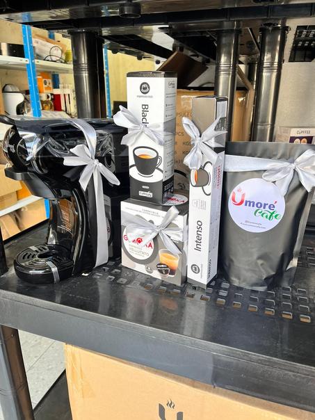 عرض ماكنة الاسبرسو يومور 4 في 1 مع جميع كبسولاتها وبن مطحون