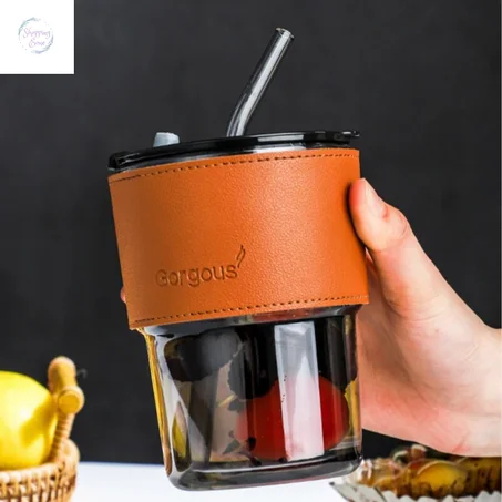 tasse en verre de café avec paille et couvercle