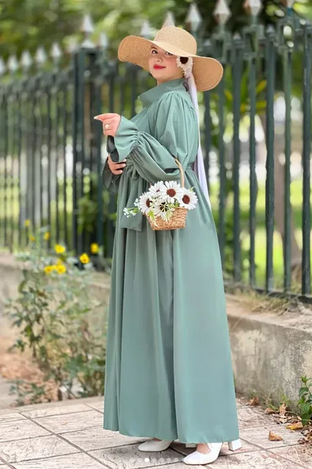 عباءات وفساتين