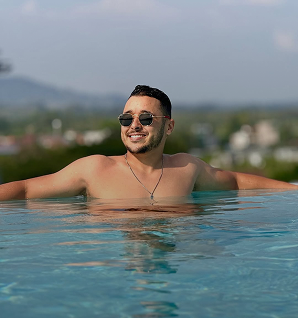 سيدة تستخدم هاتفها