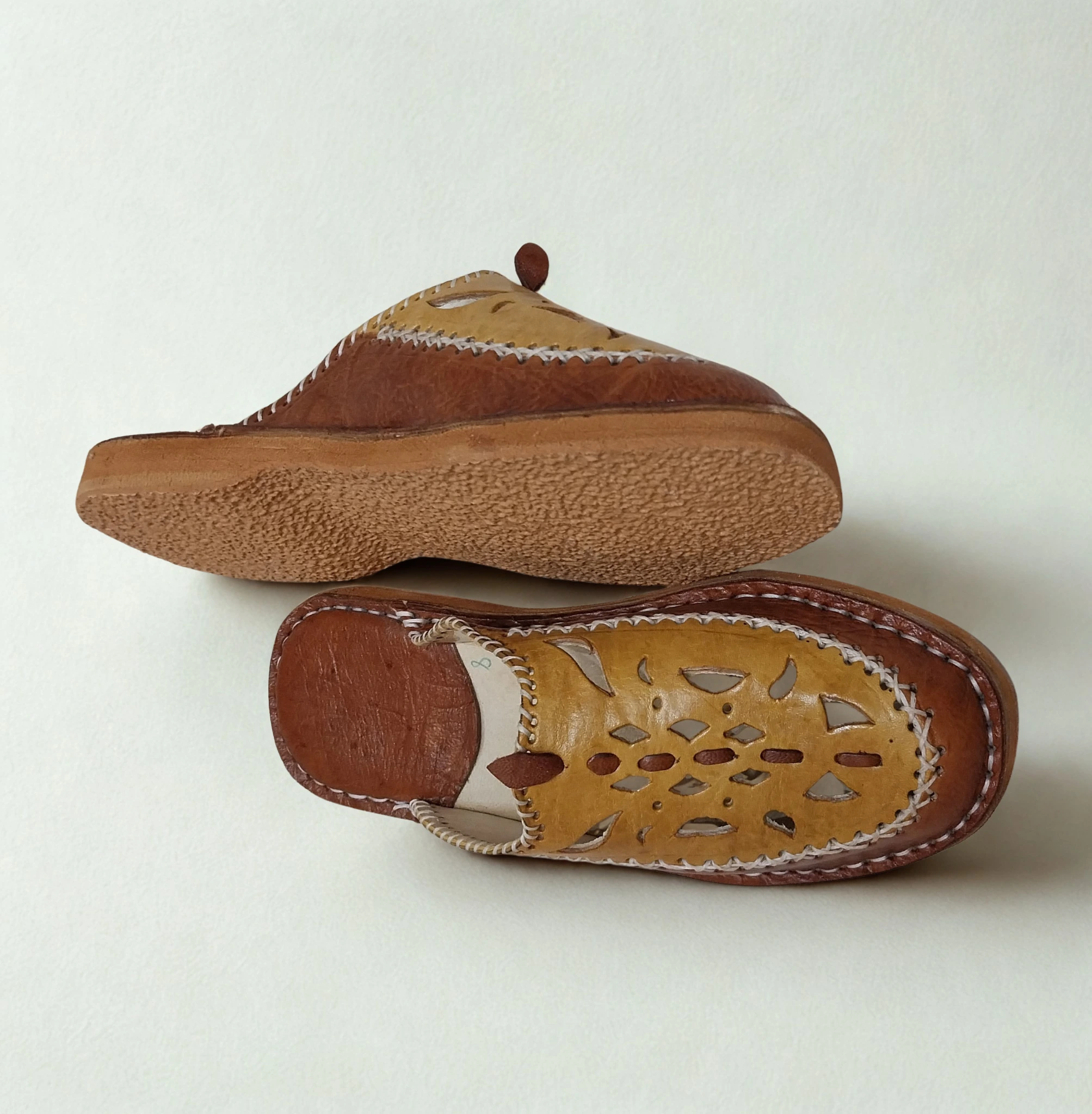 بلغة نسائية مصنوعة يدويا من الجلد الأصيل