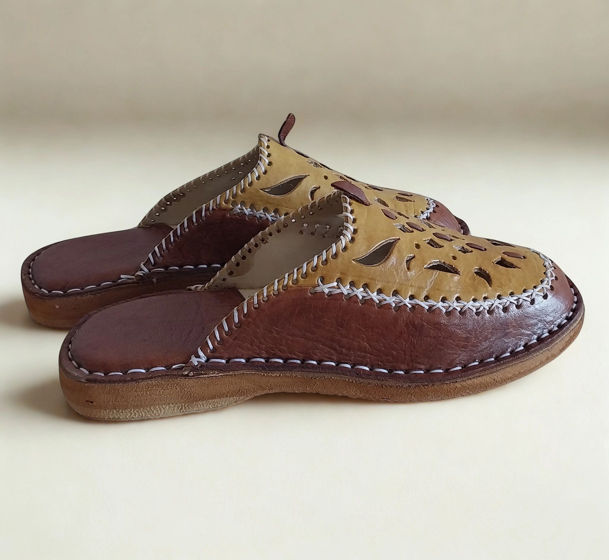 بلغة نسائية مصنوعة يدويا من الجلد الأصيل