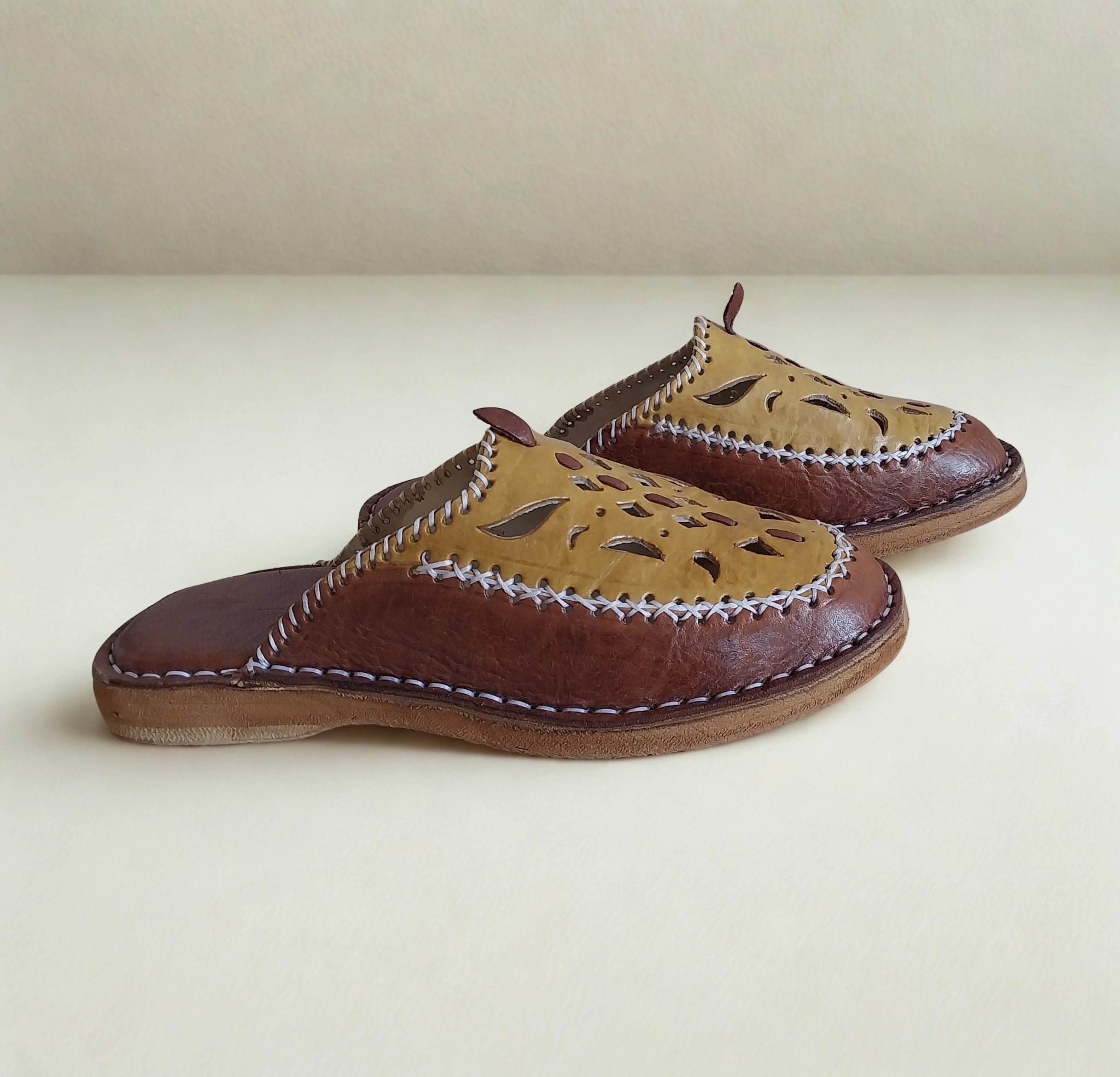 بلغة نسائية مصنوعة يدويا من الجلد الأصيل