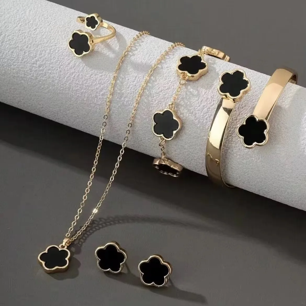 5 Pieces Set Lucky Five Leaf Flower