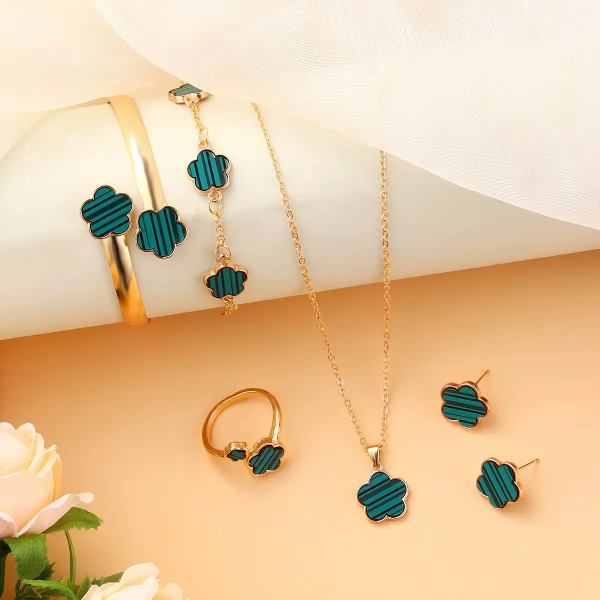 5 Pieces Set Lucky Five Leaf Flower