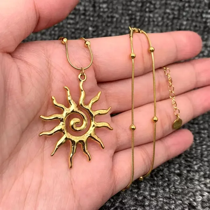 Collier avec pendentif tourbillon soleil en acier inoxydable plaqué or 18K.