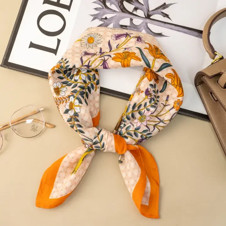 Foulard carré femme 70x70 fleurs champêtres orange.