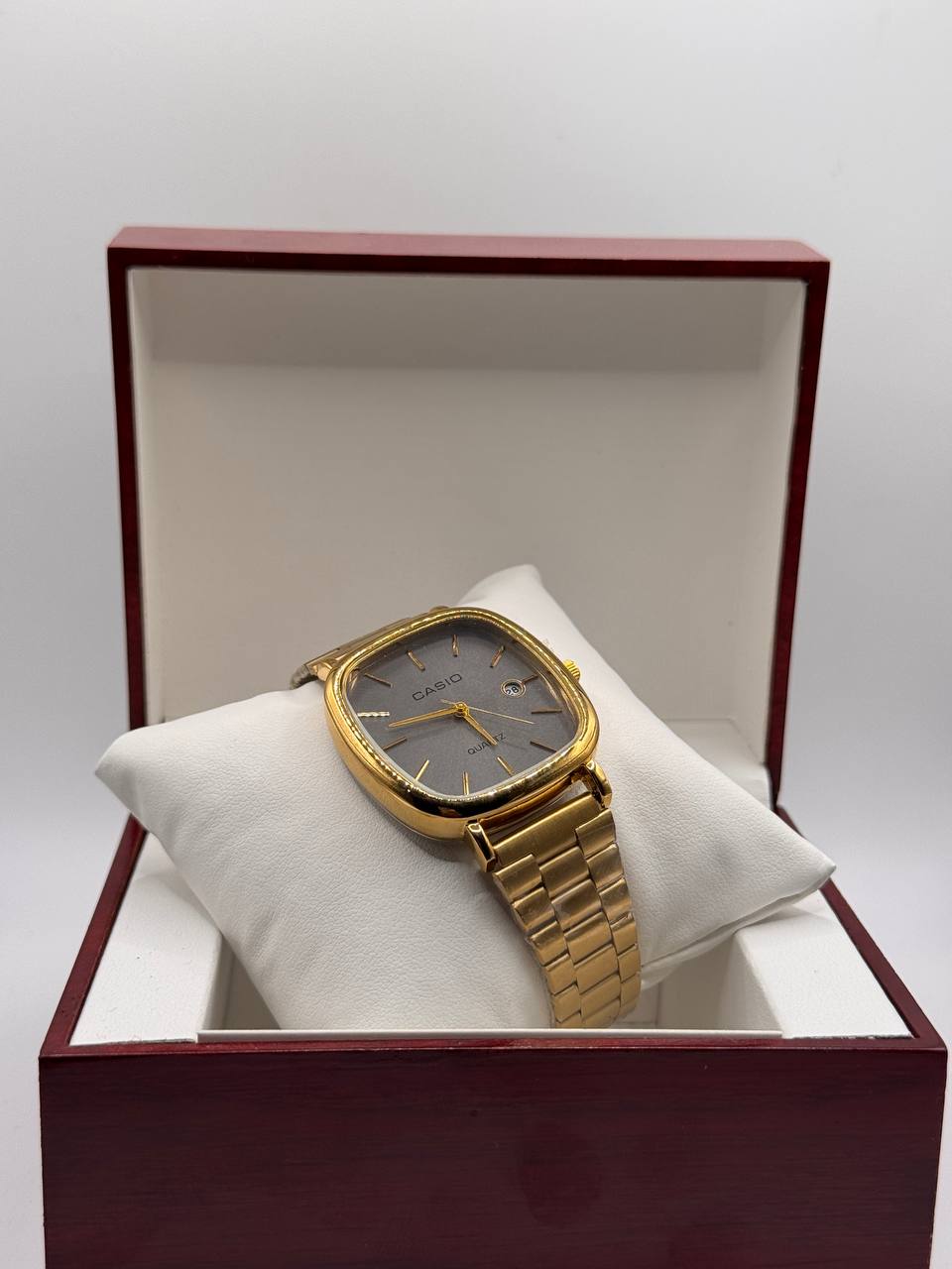 CASIO QUARTZ gold tableau gris