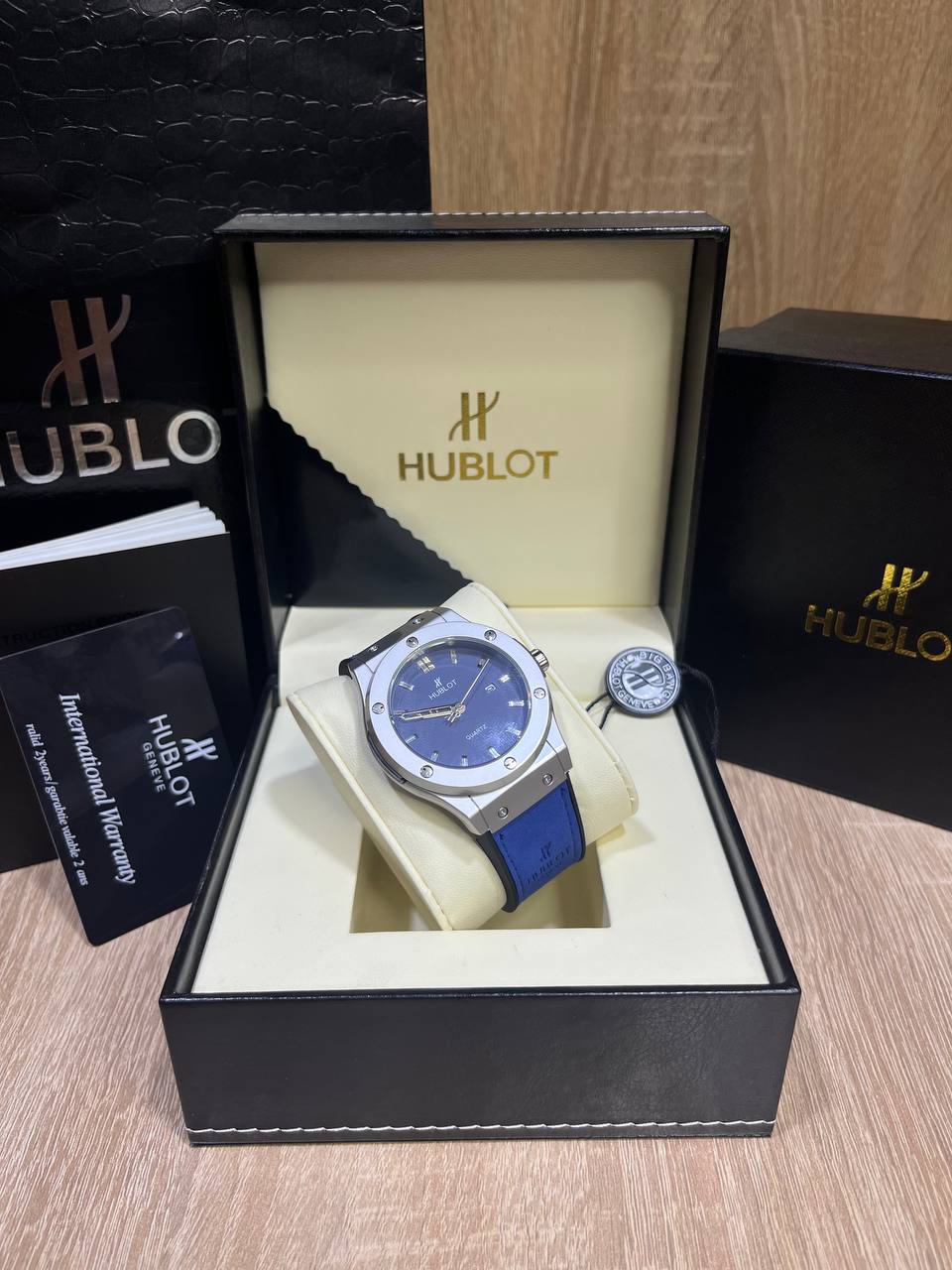 Hublot bleu