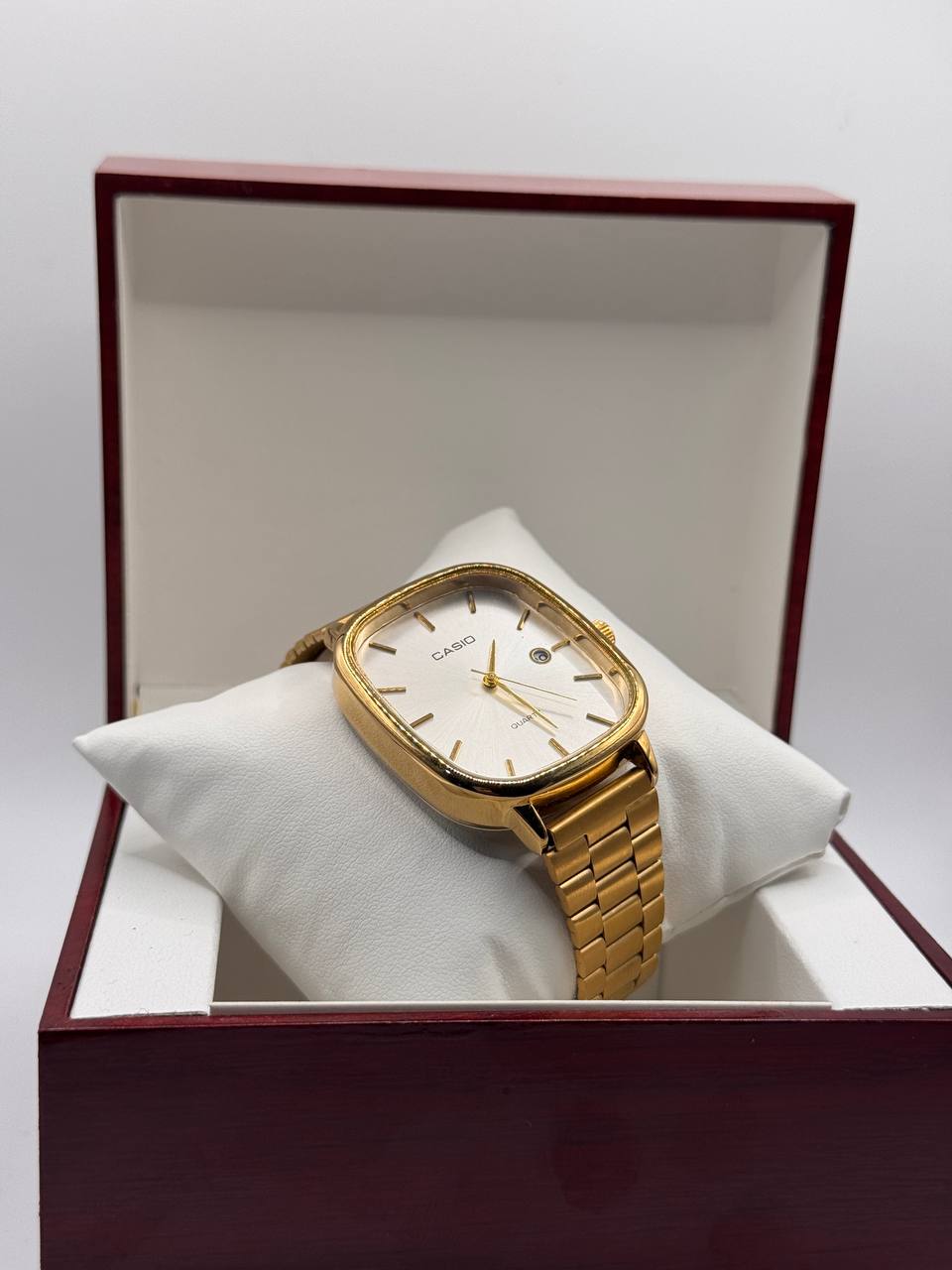 CASIO QUARTZ dore tableau blanc