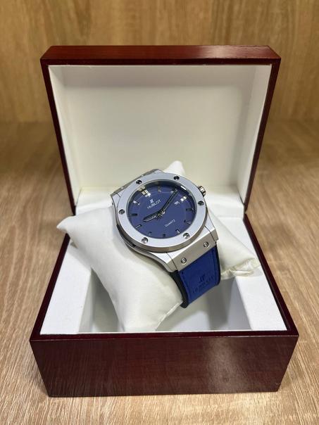 Hublot bleu