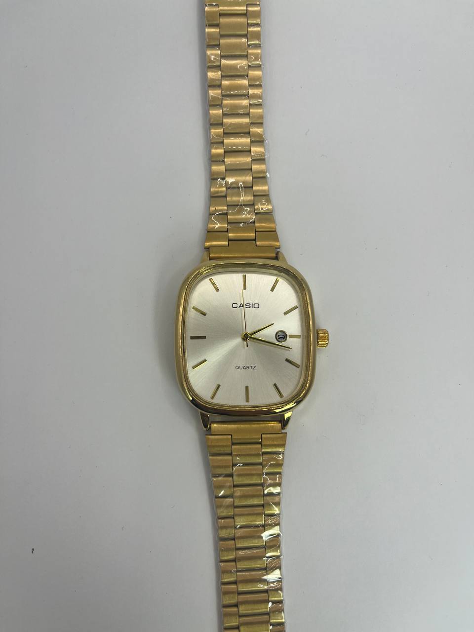CASIO QUARTZ dore tableau blanc