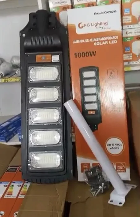 Le lampadaire solaire de 1000W est une lampe d'éclairage public solaire LED FGC20