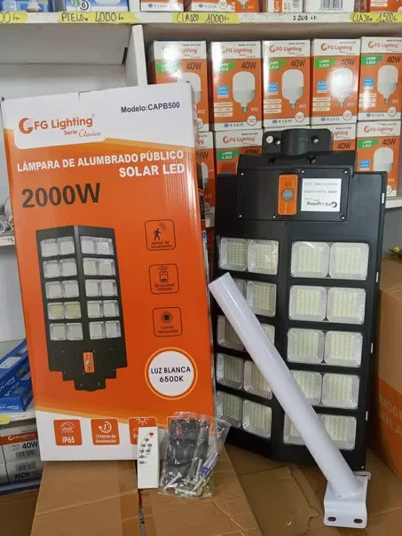 Le lampadaire solaire de 2000W est une lampe d'éclairage public solaire LED FGC20