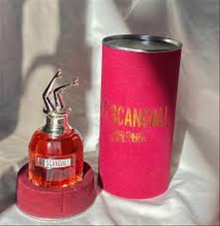 هل أنتِ مستعدة لتجربة سحر لا يُقاوم؟ عطر SHARAPOVA SCANDAL هو كل ما تحتاجينه لتكوني مركز الجذب في كل مكان تذهبين إليه.  💫 جاذبية لا تُقاوم
