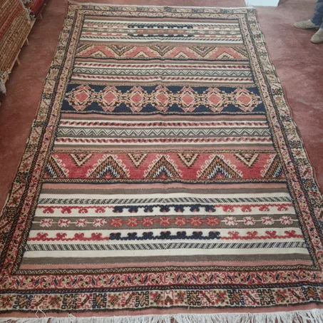 Tapi tissées noué et brodées