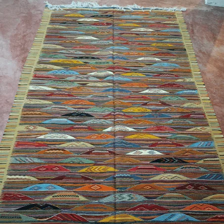 Tapi kilim berbère  tissé et broudé