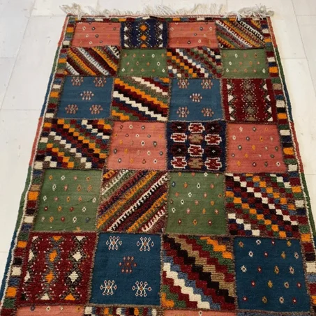 Tapis bérbère tissé et broudé