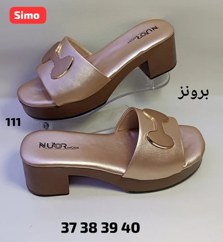 اكتشفي صنادل نسائية