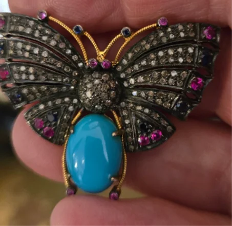 Belles broches de pierres précieuses au Maroc