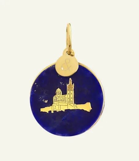 ميداليات مصنوعة من الاحجار الكريمة