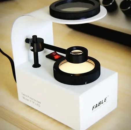 Polariscope pour pierres précieuses