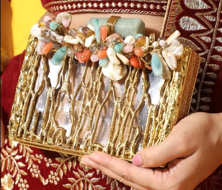 حقيبة معدنية مزينة يدوياً بالأحجار الكريمة مع لوحة شفافة وتصميم غصن ذهبي