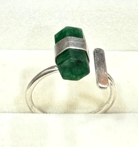 خاتم من الزمرد الخام، خاتم من الزمرد الخام، حجر كريم طبيعي غير مصقول، خواتم من الزمرد من الفضة الإسترليني، خاتم فريد من نوعه، خاتم علاجي من الأحجار الكريمة الخام