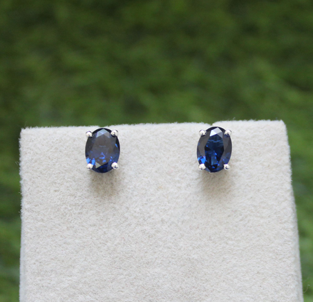 أقراط بيضاوية مصنوعة يدويًا بهالة من الياقوت الأزرق: فضة إسترلينية