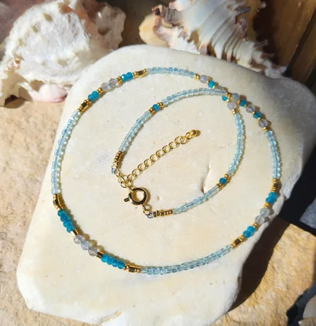 قلادة رقيقة من مكعبات صغيرة من التوباز الأزرق مع خرز من الأباتيت واللابرادوريت، أحجار طبيعية، أحجار شبه كريمة، أحجار كريمة من فئة AA