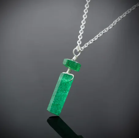 قلادة من الكريستال الزمرد الخام سداسي الشكل، قلادة من الفضة الإسترليني مع الزمرد، قلادة من الزمرد الخام، مجوهرات كريستالية لحجر الميلاد