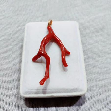 قلادة فرع المرجان الأحمر: حجر كريم طبيعي، ذهب، نحاس