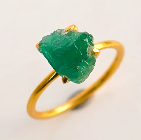 خاتم ذهب مرصع بالزمرد الخام، خاتم فضة قابل للتكديس، زمرد زامبي خام، ذهب على فضة، مجوهرات مصنوعة يدوياً، حجر كريم غير مصقول، خواتم من الأحجار الكريمة الخام