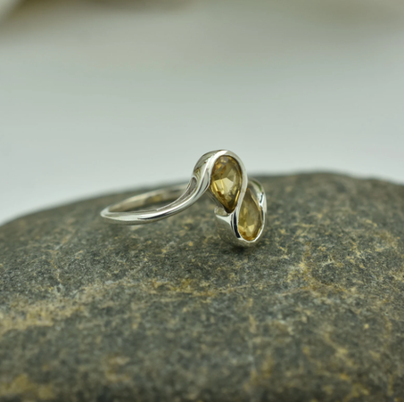 خاتم سيترين رقيق: تصميم بسيط من الفضة الإسترلينية بحجرين