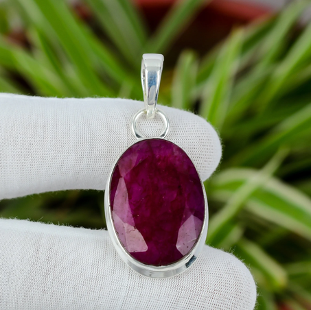 قلادة مصنوعة يدويًا من الفضة الإسترلينية عيار 925 مرصعة بحجر ياقوت كشميري متعدد الأوجه