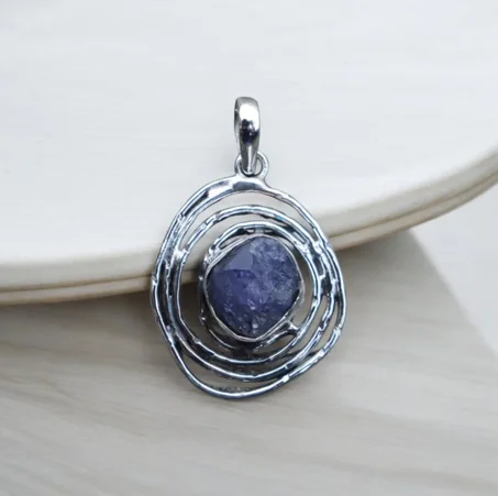 قلادة أنيقة من الياقوت الأزرق الخام، حجر خام طبيعي، قلادة من الفضة الإسترلينية عيار 925، قلادة مصنوعة يدويًا، هدية للحب، قلادة بوهيمية، شحن مجاني