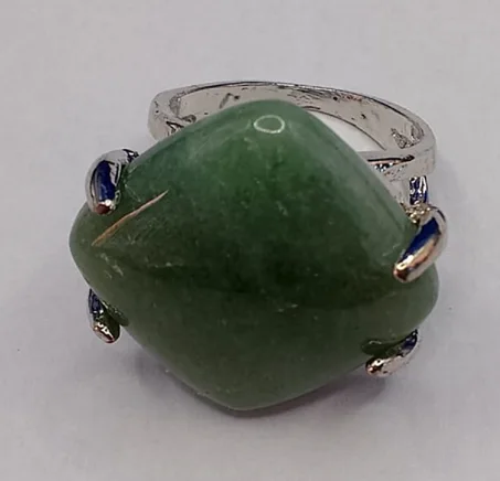 خاتم  متوج بحجر جاد طبيعي حر