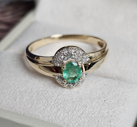 خاتم من الزمرد والألماس