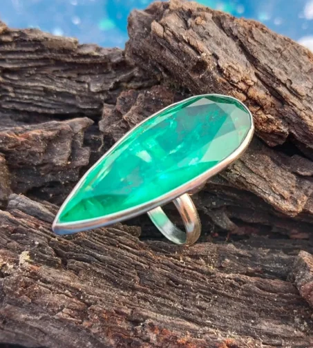 خاتم كمثرى من الزمرد الخام: خاتم فريد من نوعه بتصميم عتيق قابل للتكديس