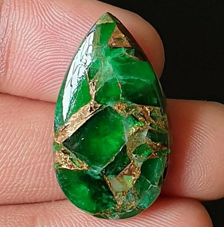 حجر زمرد كريم كابوشون ، تتخلله شوائب من النحاس