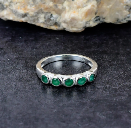 خاتم زمرد مصنوع يدويًا: مجوهرات بوهيمية عصرية من الفضة الإسترلينية عيار 925