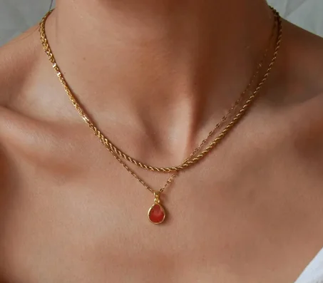 قلادة من العقيق الأحمر مطلية بالذهب عيار 18 قيراطًا: قلادة مرصعة بأحجار كريمة محفورة حسب الطلب، مقاومة للتشوه